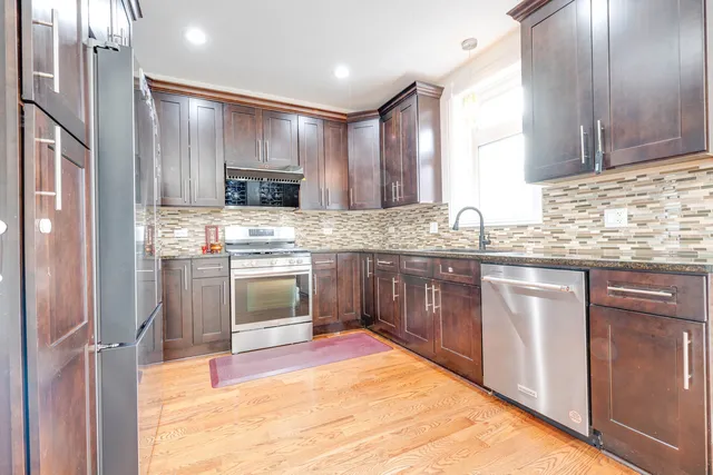 $2,600 | 2049 West 34th Street, Chicago, IL 60608