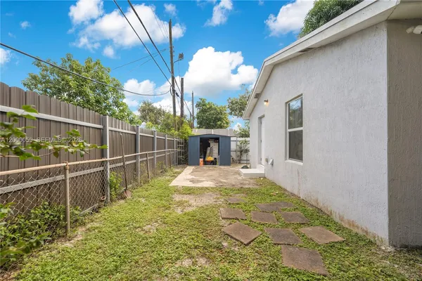 a view of a backyard