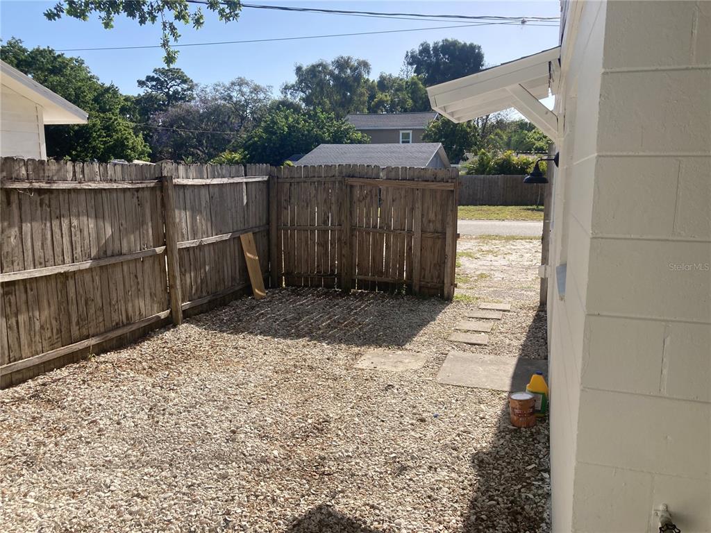 5200 3rd Avenue South St. Petersburg, FL 33707 - Photo 19 of 47 a view of a backyard