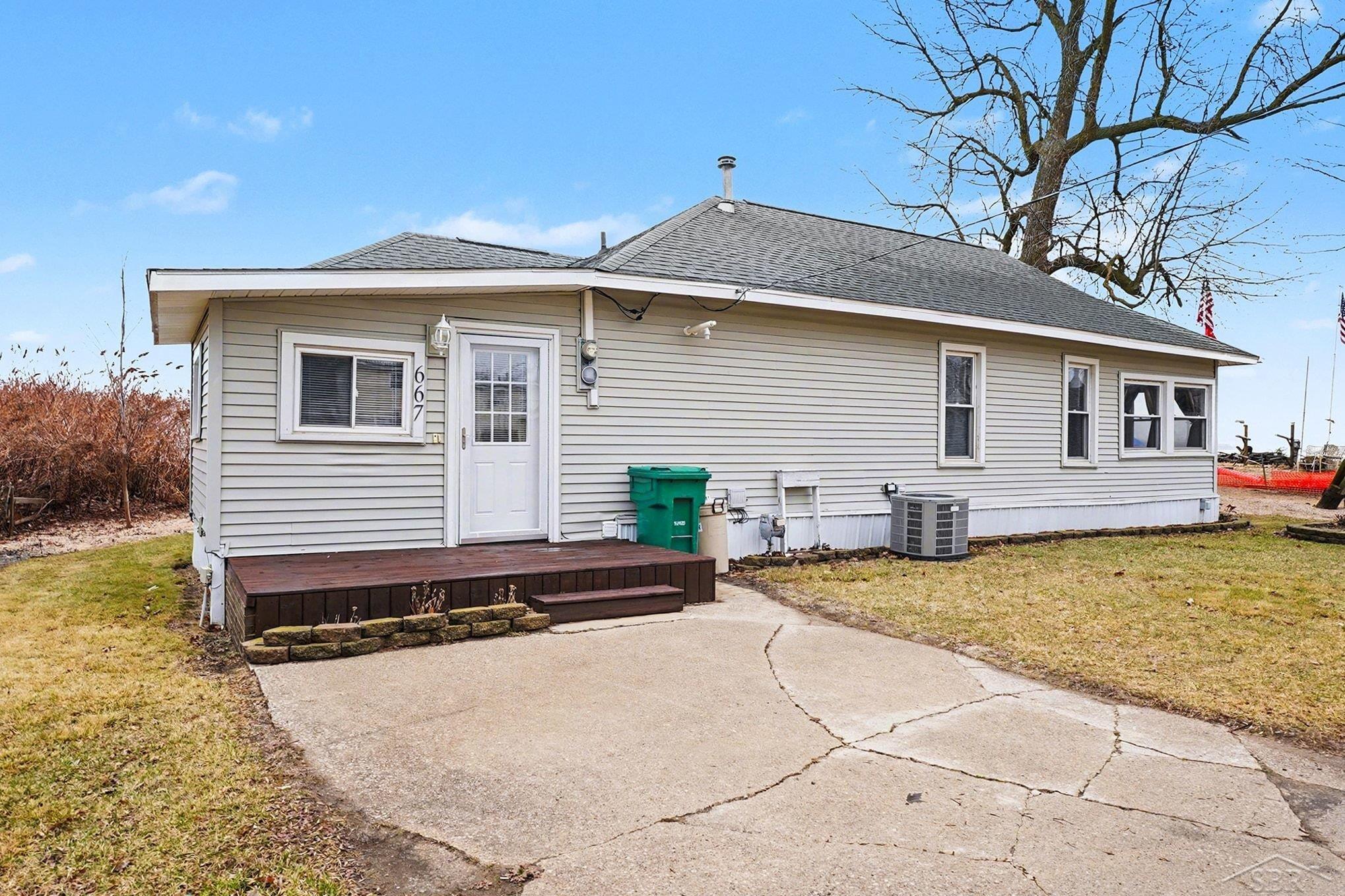 667 Bay Road Bay City, MI 48706 - Photo 4 of 24