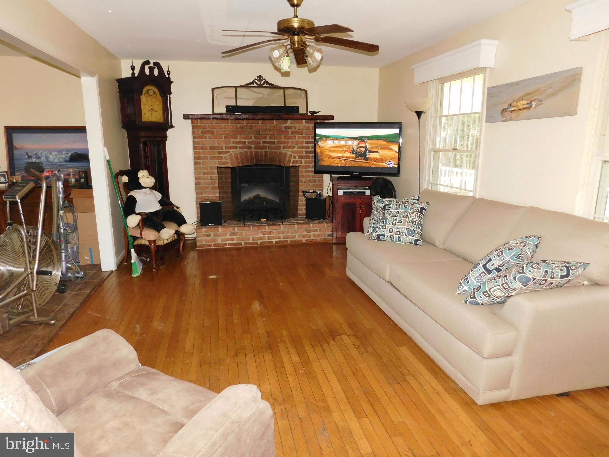 2606 Cove Point Road Lusby, MD 20657 - Photo 8 of 14 Living Room