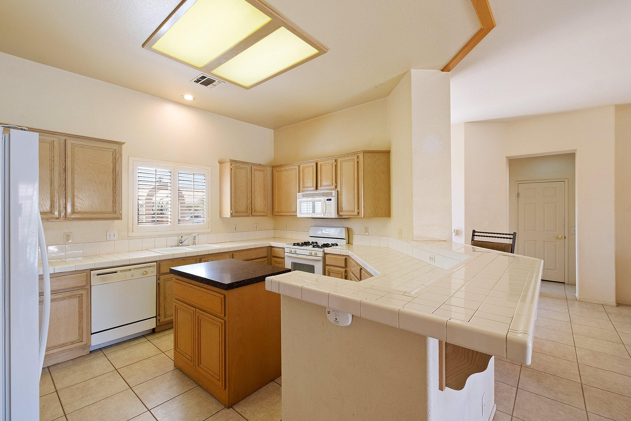 68338 Riviera Road Cathedral City, CA 92234 - Photo 14 of 29 a kitchen that has a sink and a stove in it