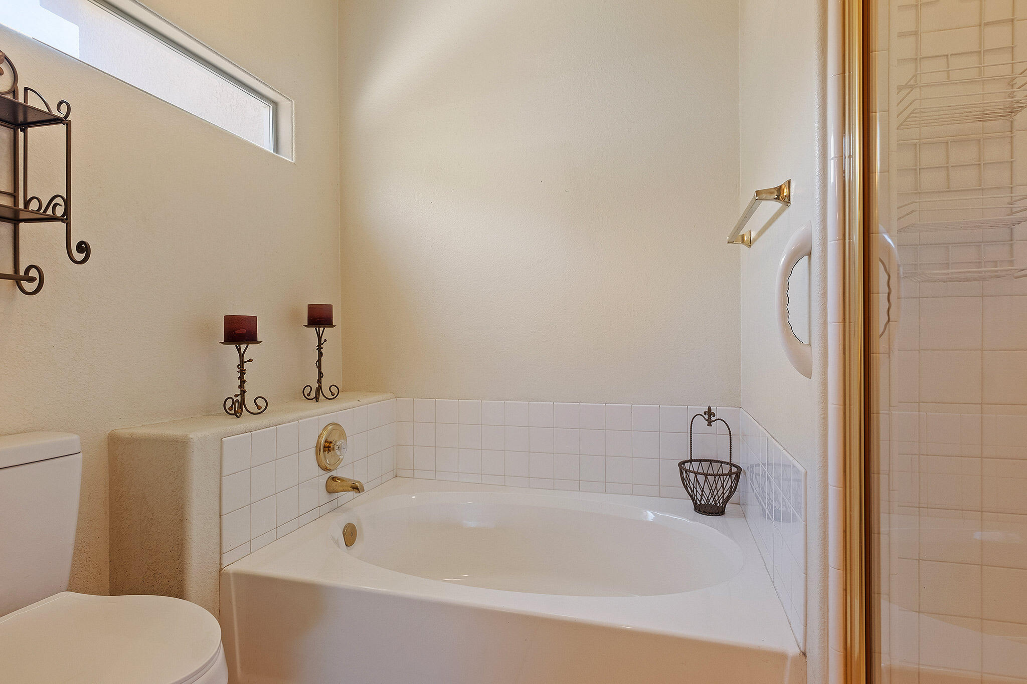 68338 Riviera Road Cathedral City, CA 92234 - Photo 22 of 29 a bathroom with a bathtub