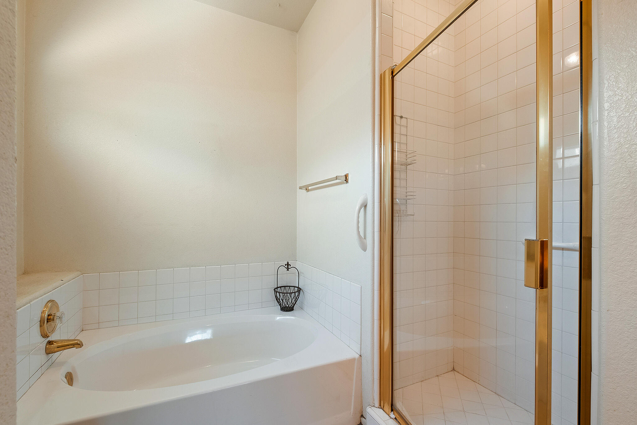 68338 Riviera Road Cathedral City, CA 92234 - Photo 24 of 29 a bathroom with a bathtub