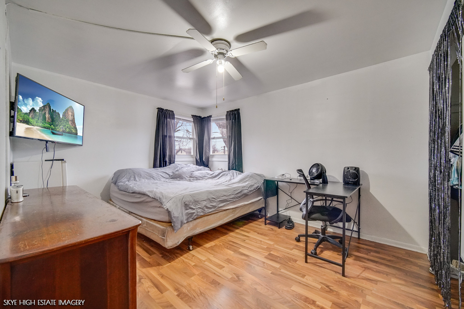 14850 Homan Avenue Midlothian, IL 60445 - Photo 8 of 13 a bedroom with a bed and a desk