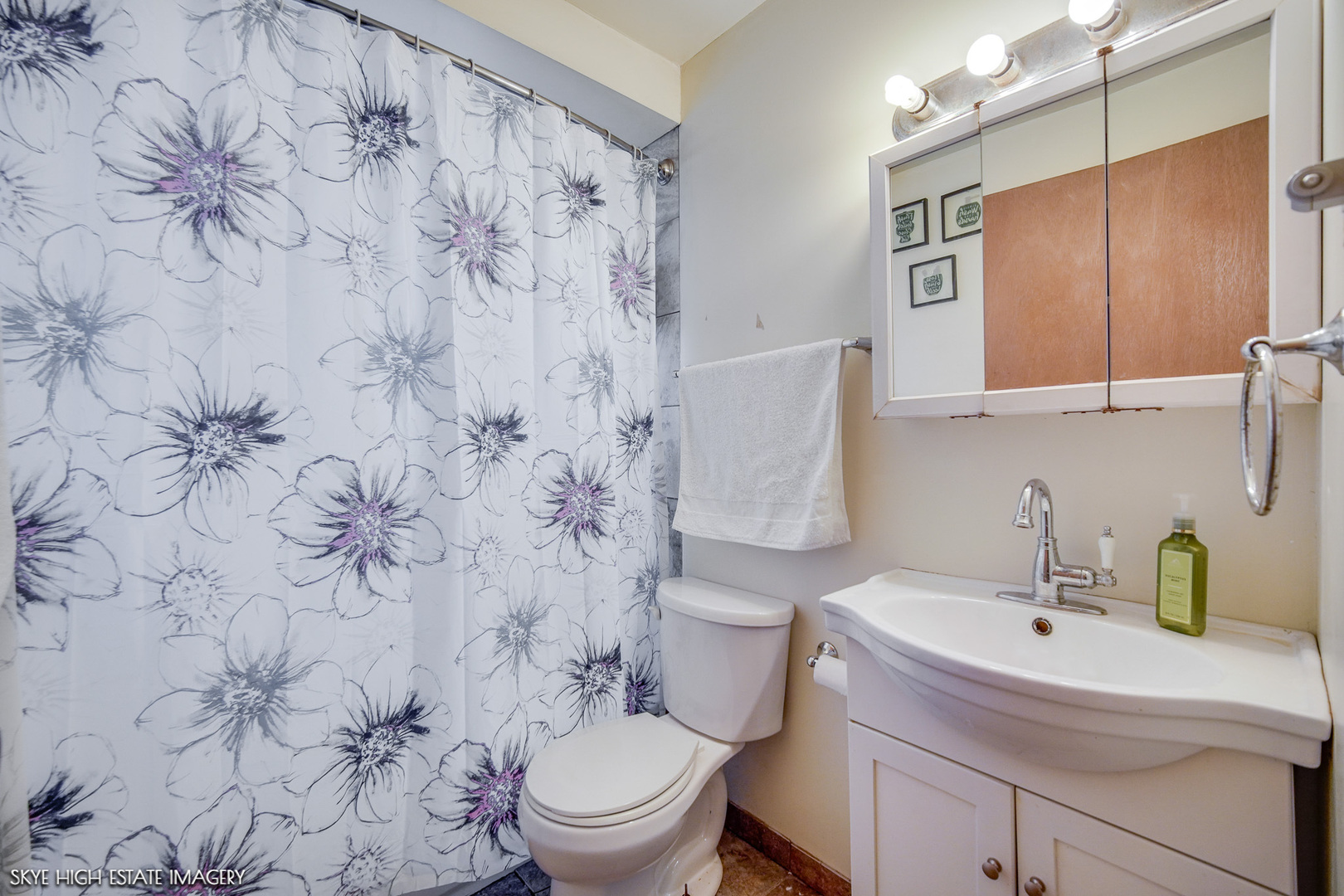 14850 Homan Avenue Midlothian, IL 60445 - Photo 9 of 13 a bathroom with a sink toilet and shower