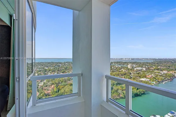 $7,000 | 4401 Collins Avenue, Unit 2915, Miami Beach, FL 33140