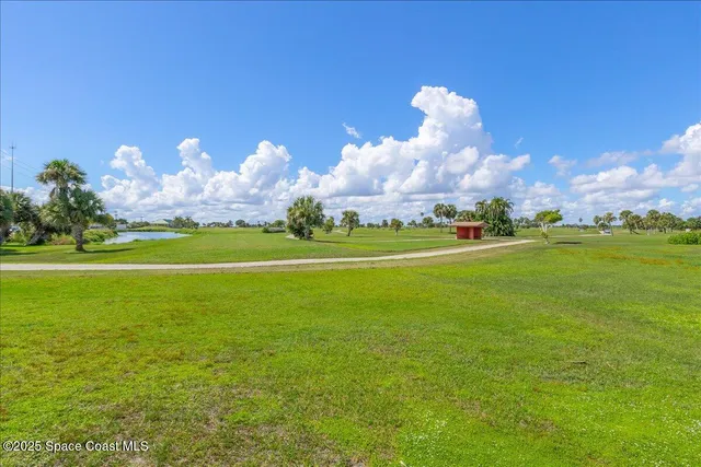 a view of a big room with a big yard