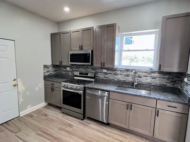 $2,500 | 4244 North Spaulding Avenue, Unit 3, Chicago, IL 60618