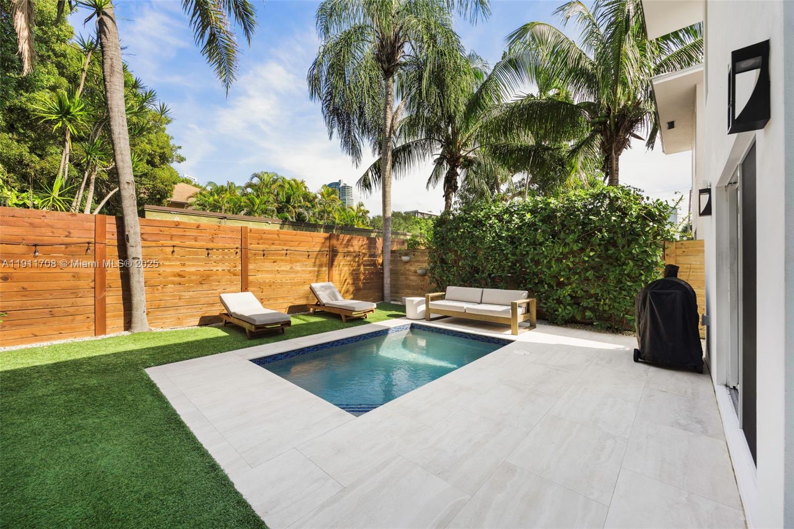 47 Southwest 21st Road Miami, FL 33129 - Photo 23 of 28