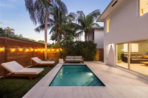 a view of a house with backyard