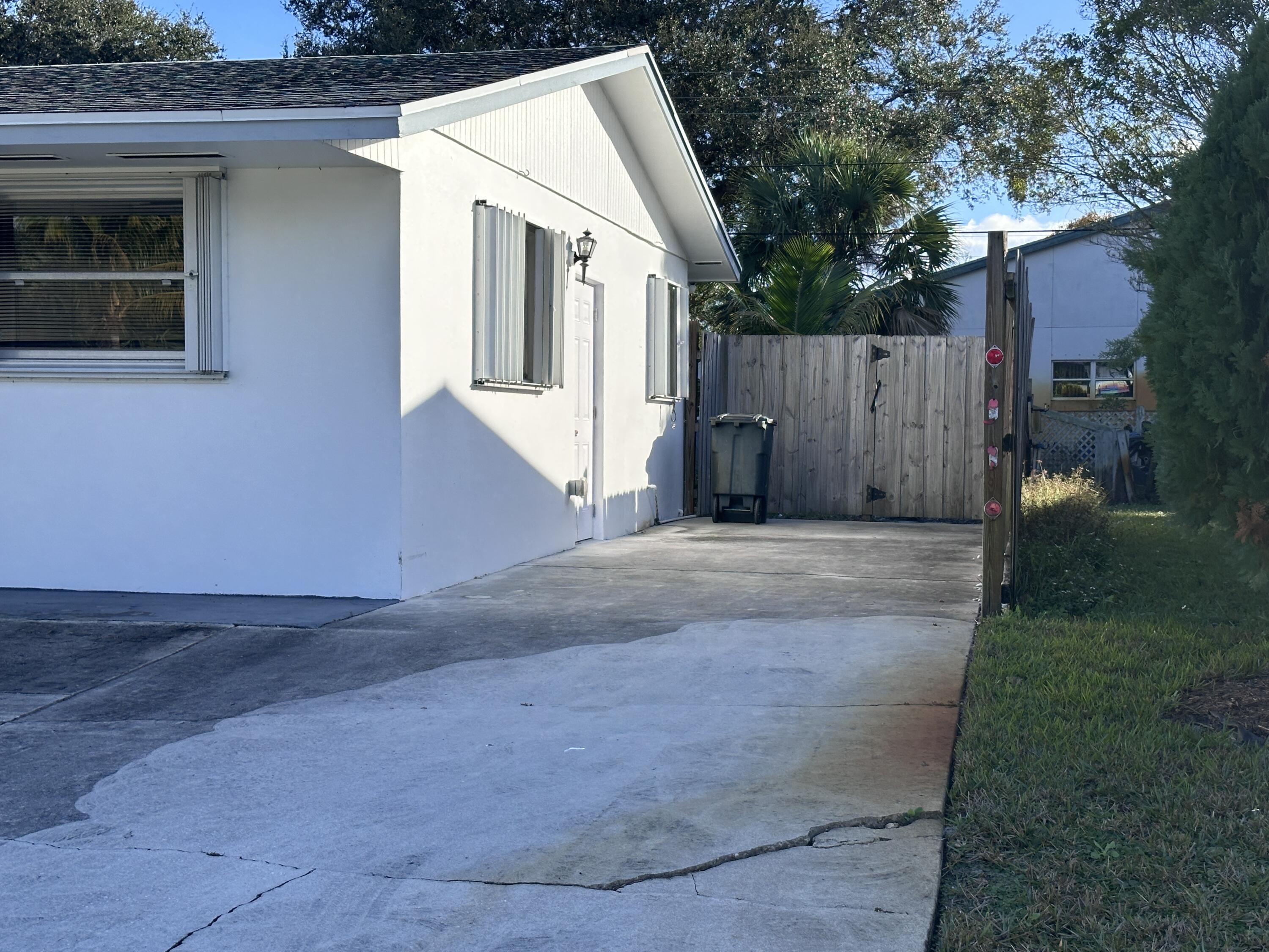 14 Ridgewood Circle Tequesta, FL 33469 - Photo 24 of 24 a backyard of a house