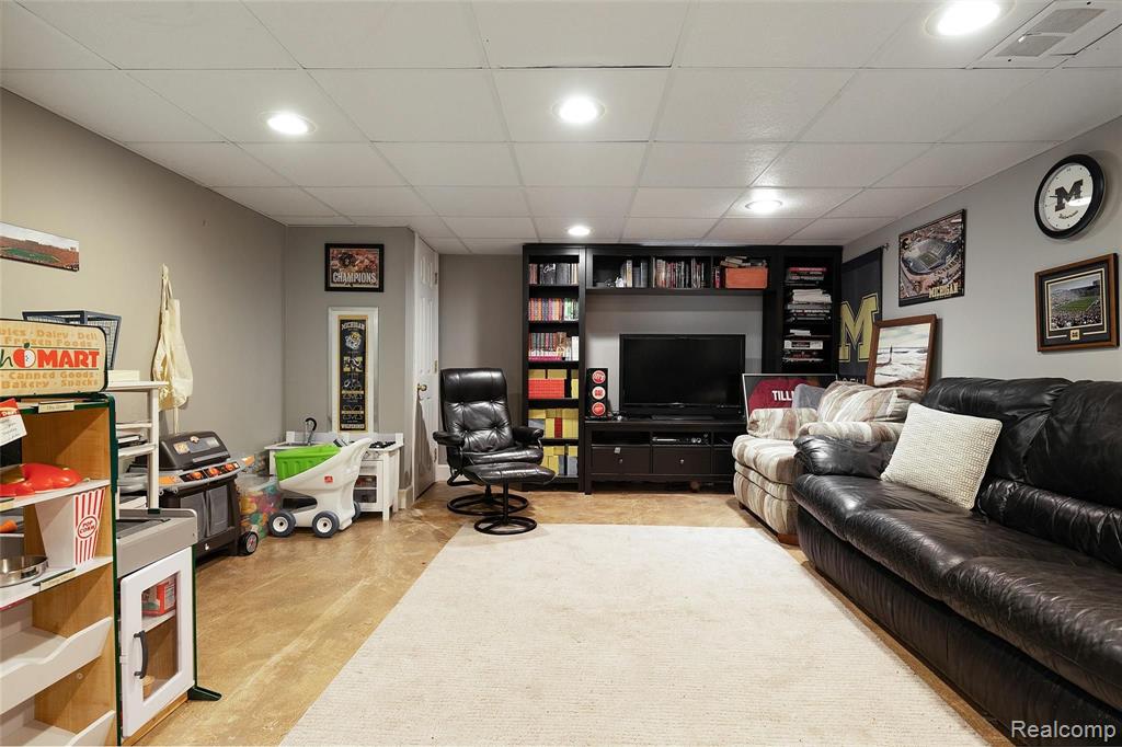 1827 Newcastle Road Grosse Pointe Woods, MI 48236 - Photo 25 of 32
