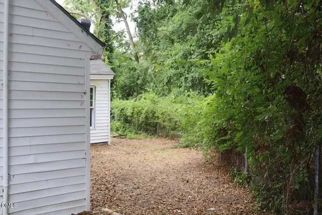 a view of a backyard