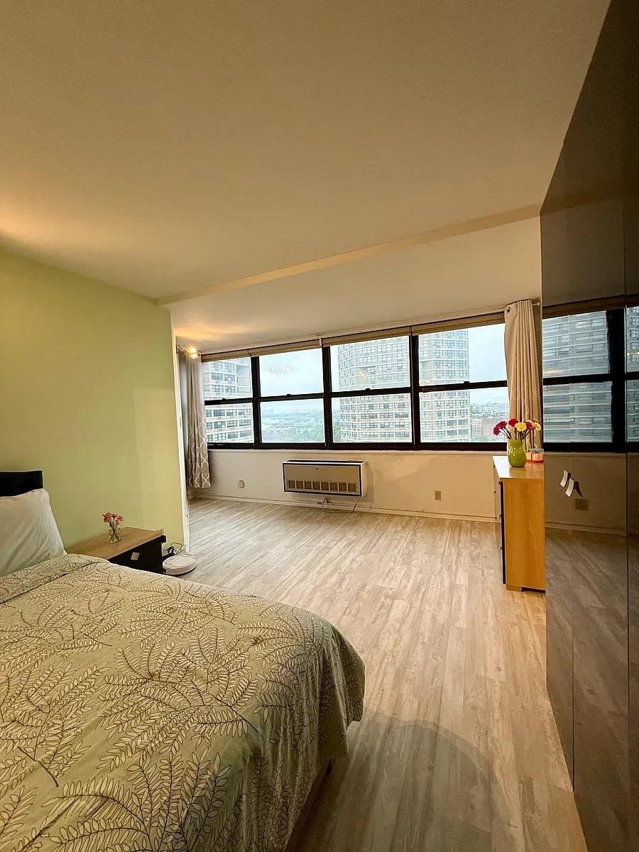 7004 Boulevard East, Unit 30G Guttenberg, NJ 07093 - Photo 4 of 34 a bedroom with a large bed and a large window