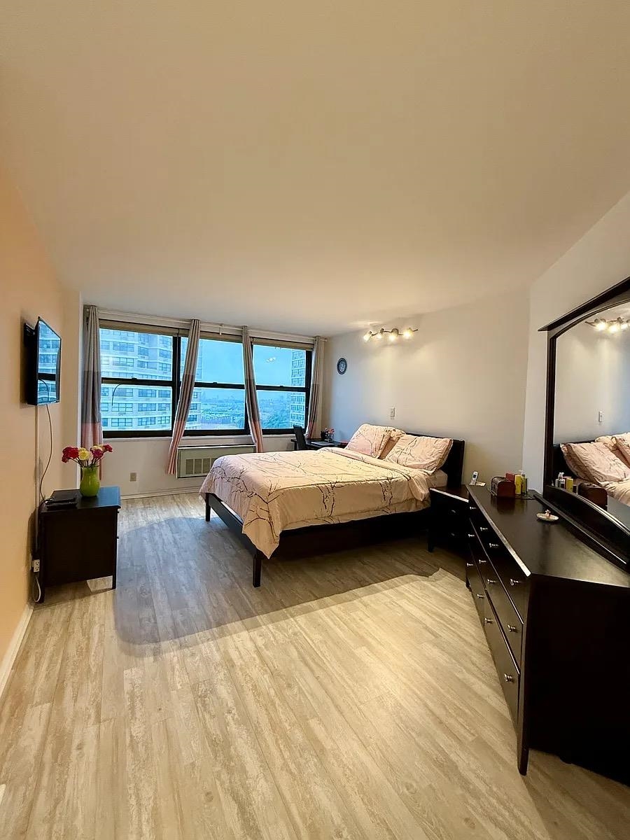 7004 Boulevard East, Unit 30G Guttenberg, NJ 07093 - Photo 5 of 34 a bedroom with a bed and a flat screen tv