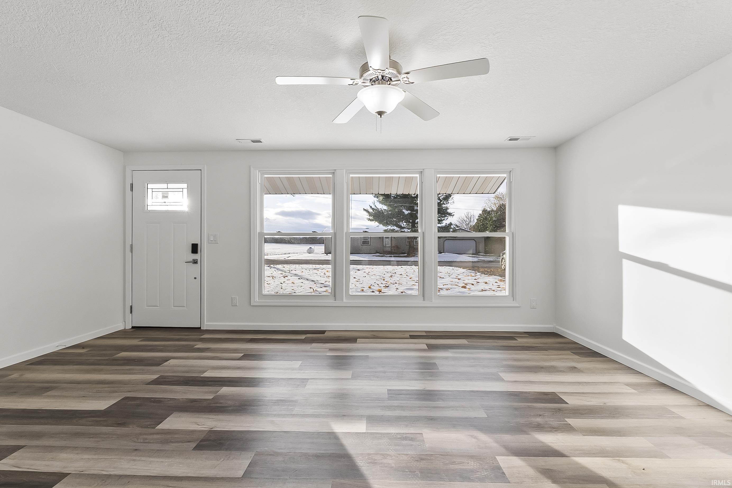 12262 North Kern Road Syracuse, IN 46567 - Photo 4 of 24 Gallery Image 4