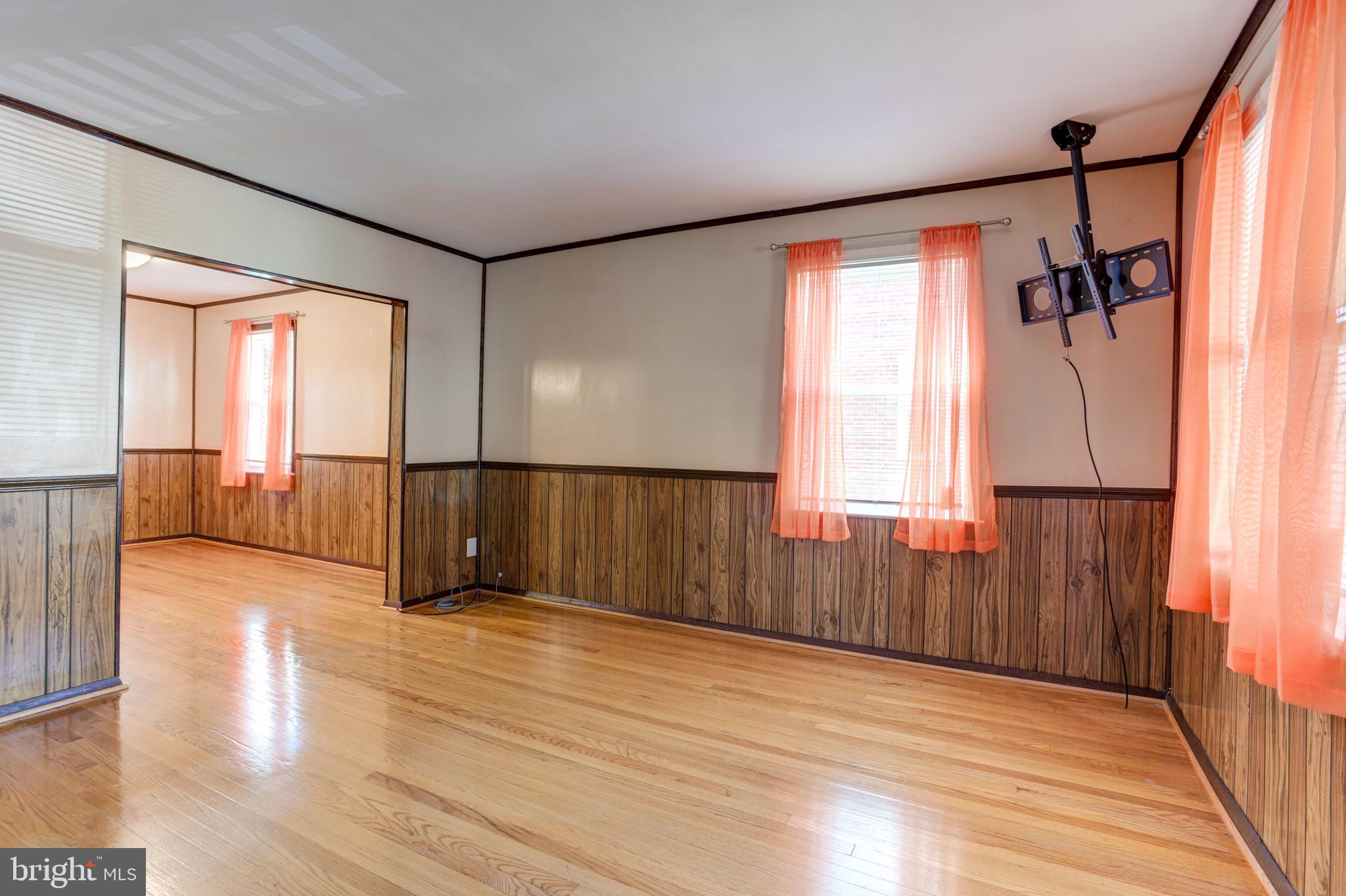8615 Oak Road Parkville, MD 21234 - Photo 5 of 31 LIVING ROOM