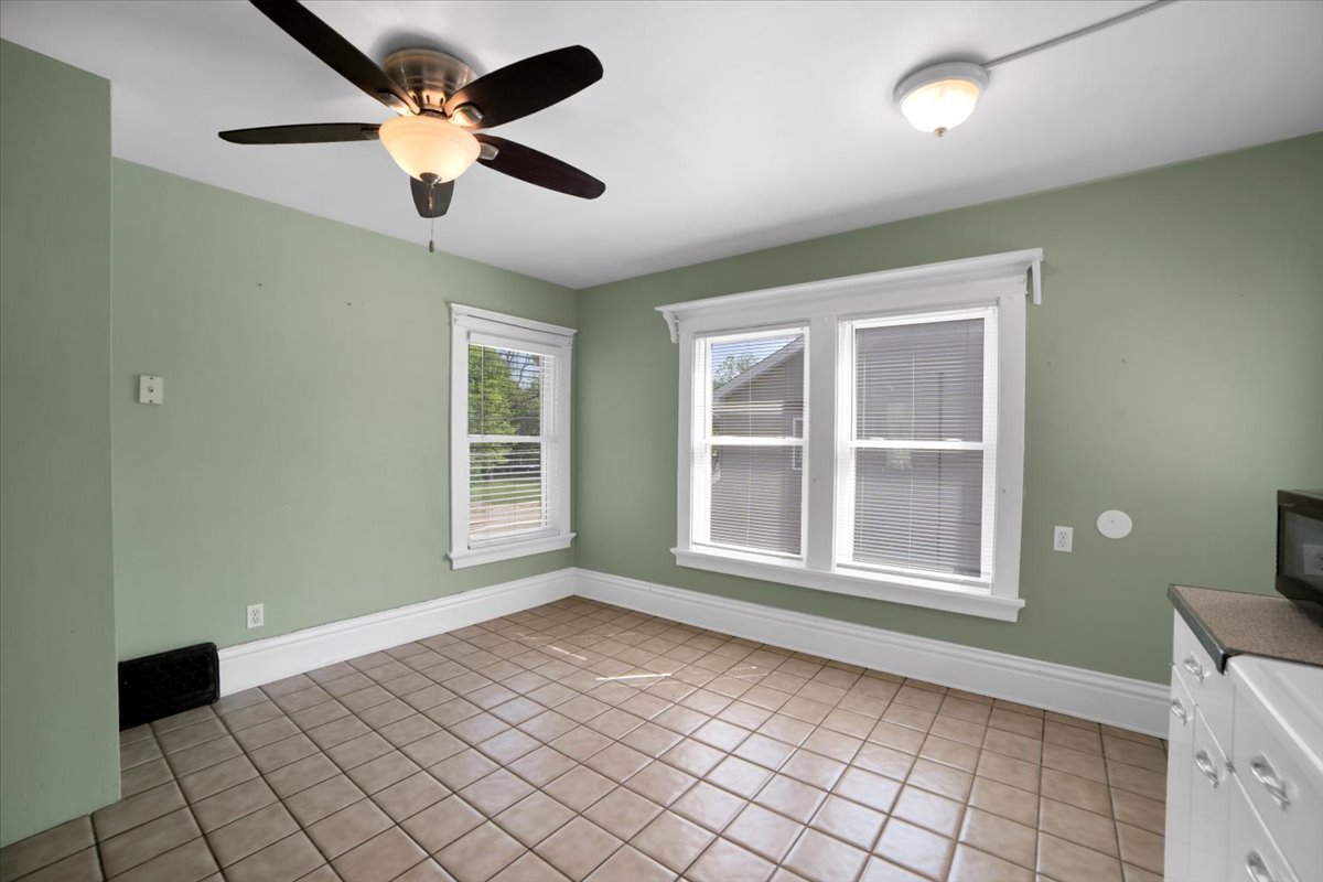 155 Chicago Road Oswego, IL 60543 - Photo 28 of 50 an empty room with windows