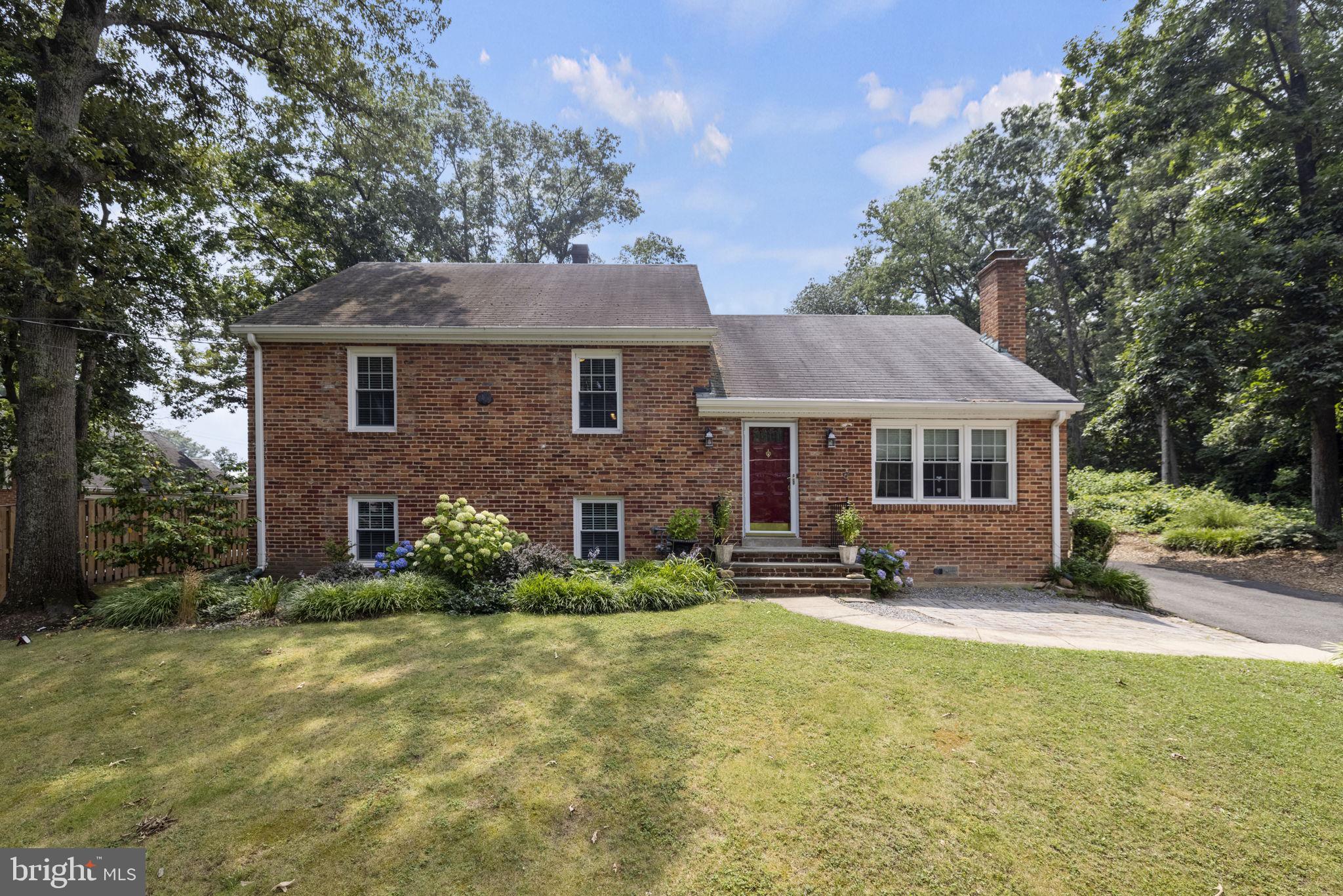 7002 Fort Hunt Road Alexandria, VA 22307 - Photo 1 of 33 Front Exterior