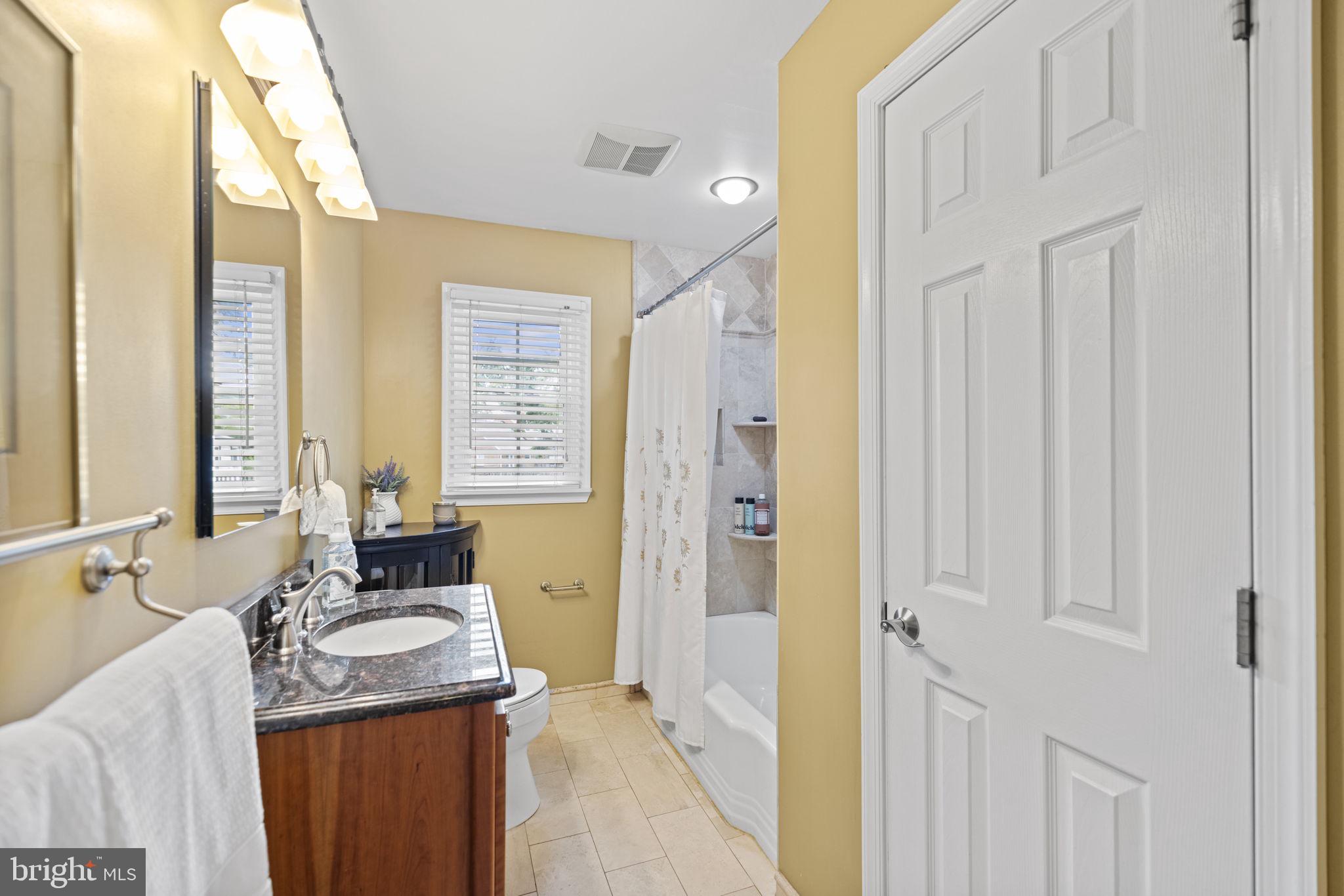 7002 Fort Hunt Road Alexandria, VA 22307 - Photo 16 of 33 Upper Level Bathroom