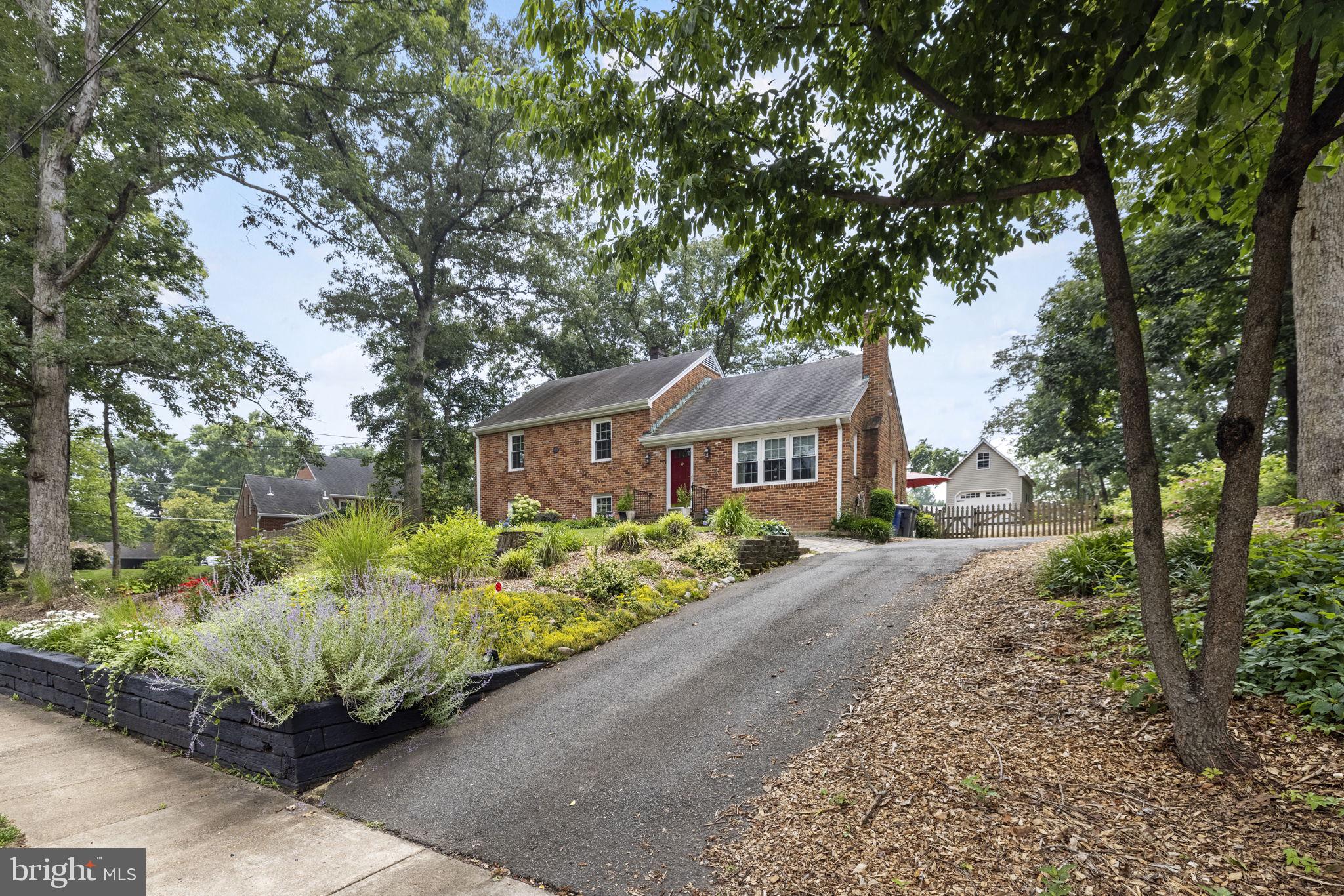 7002 Fort Hunt Road Alexandria, VA 22307 - Photo 27 of 33 Driveway with sidewalk and parking for front
