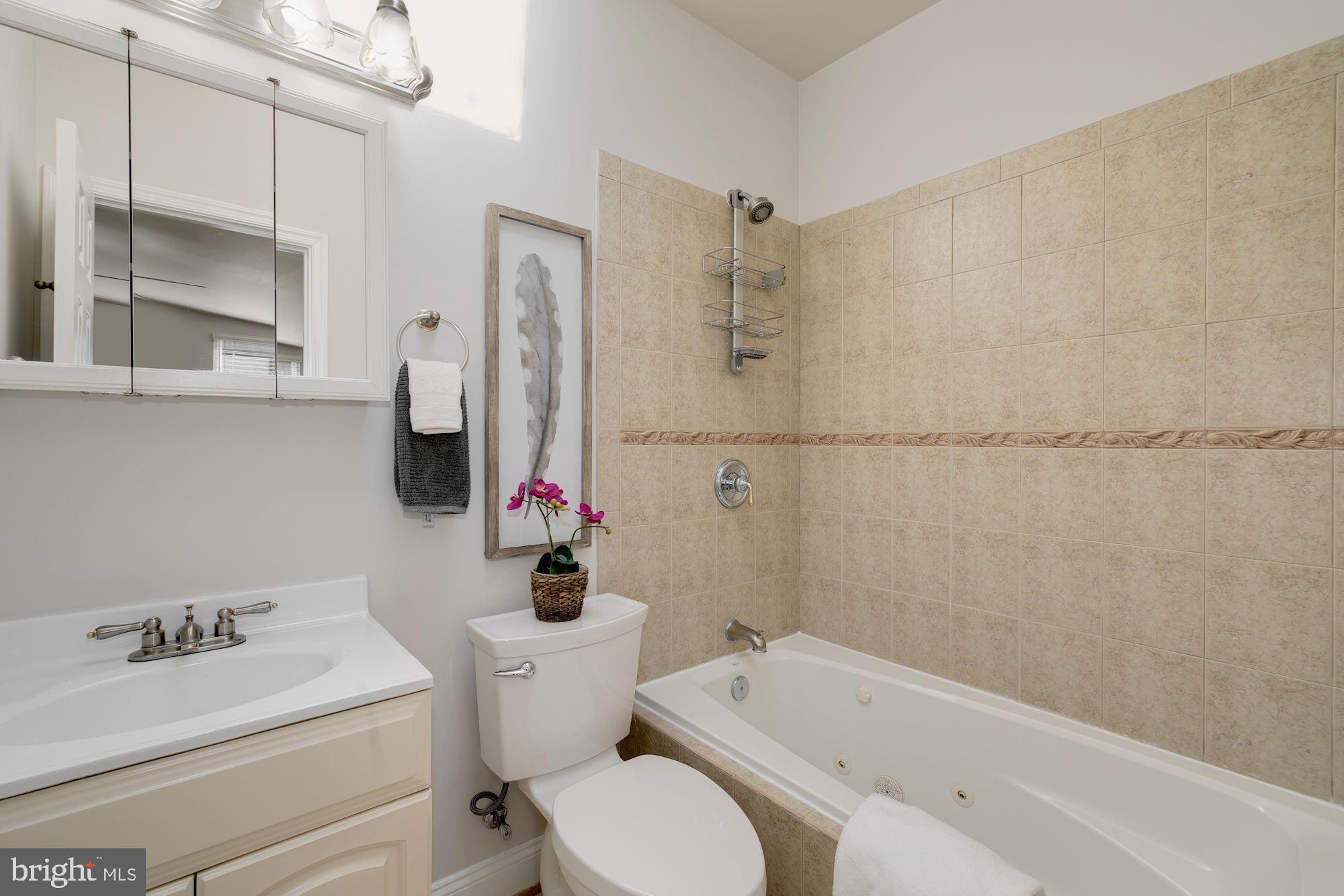 724 Columbia Road Northwest Washington, DC 20001 - Photo 20 of 33 BR2 - full bath has tub / shower