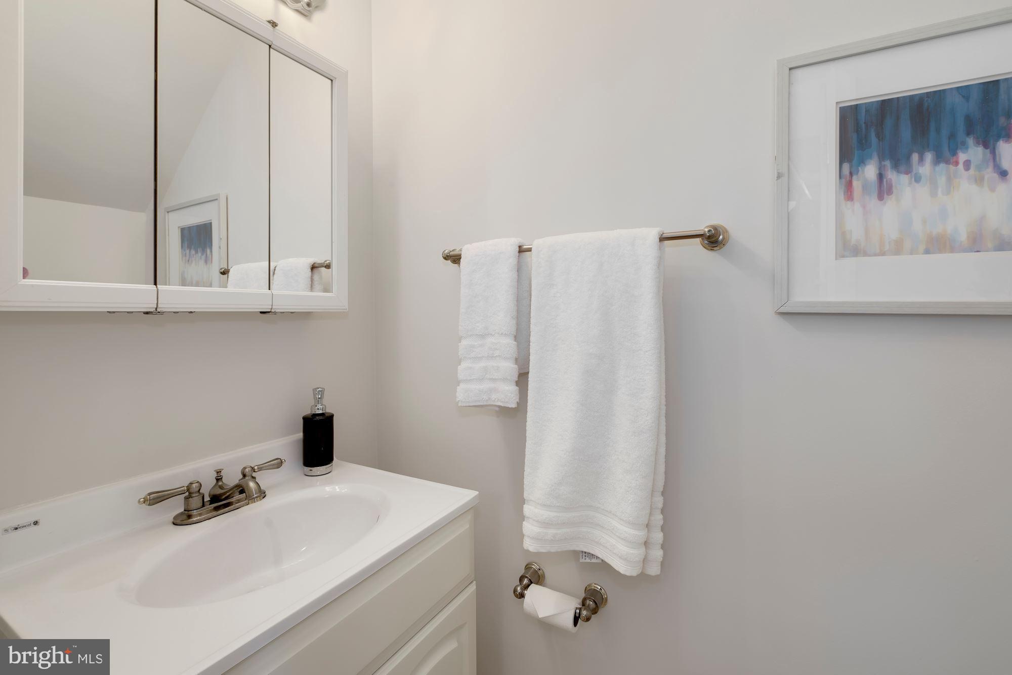 724 Columbia Road Northwest Washington, DC 20001 - Photo 9 of 33 1st floor powder room