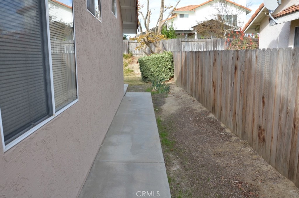 29620 Nightcrest Circle Temecula, CA 92591 - Photo 29 of 31 a view of a pathway with a wooden fence