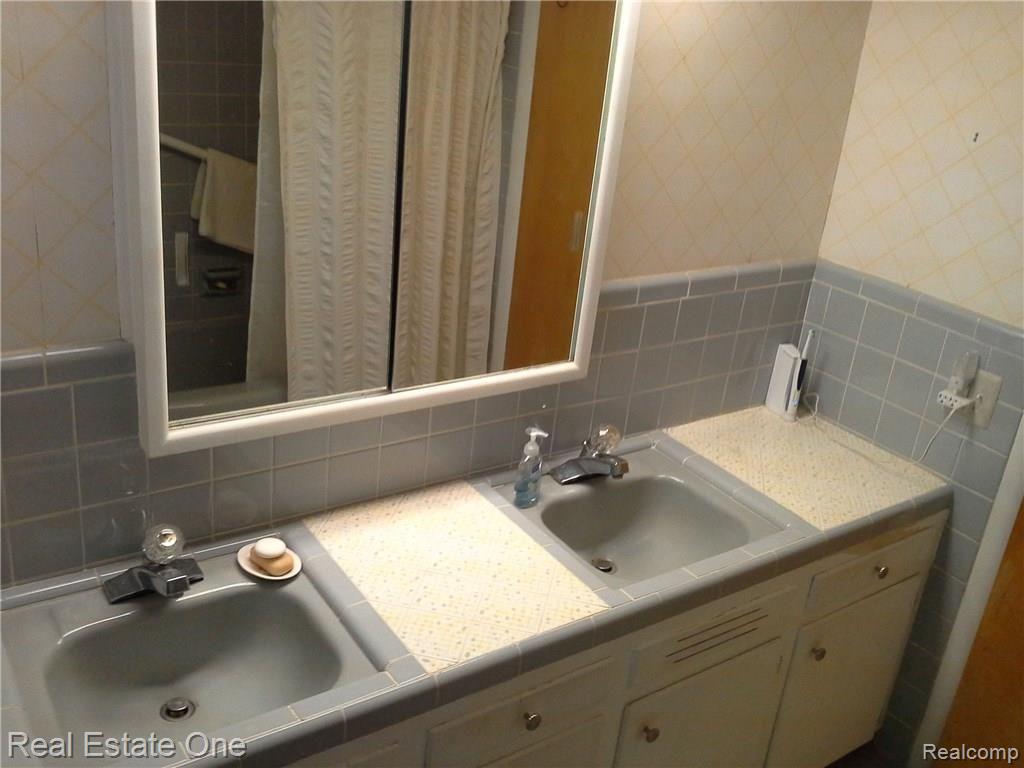 36900 West Eleven Mile Road Farmington, MI 48331 - Photo 19 of 70