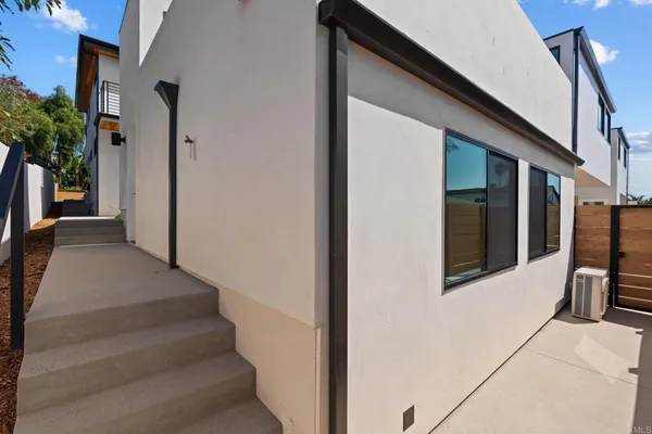 $4,550,000 | 2052 Montgomery Avenue, Cardiff-by-the-Sea, CA 92007
