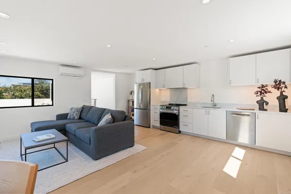 $4,550,000 | 2052 Montgomery Avenue, Cardiff-by-the-Sea, CA 92007