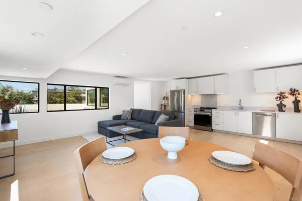 $4,550,000 | 2052 Montgomery Avenue, Cardiff-by-the-Sea, CA 92007