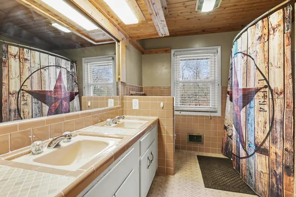 $379,900 | 5029 Harriett Drive, Jackson, MI 49203