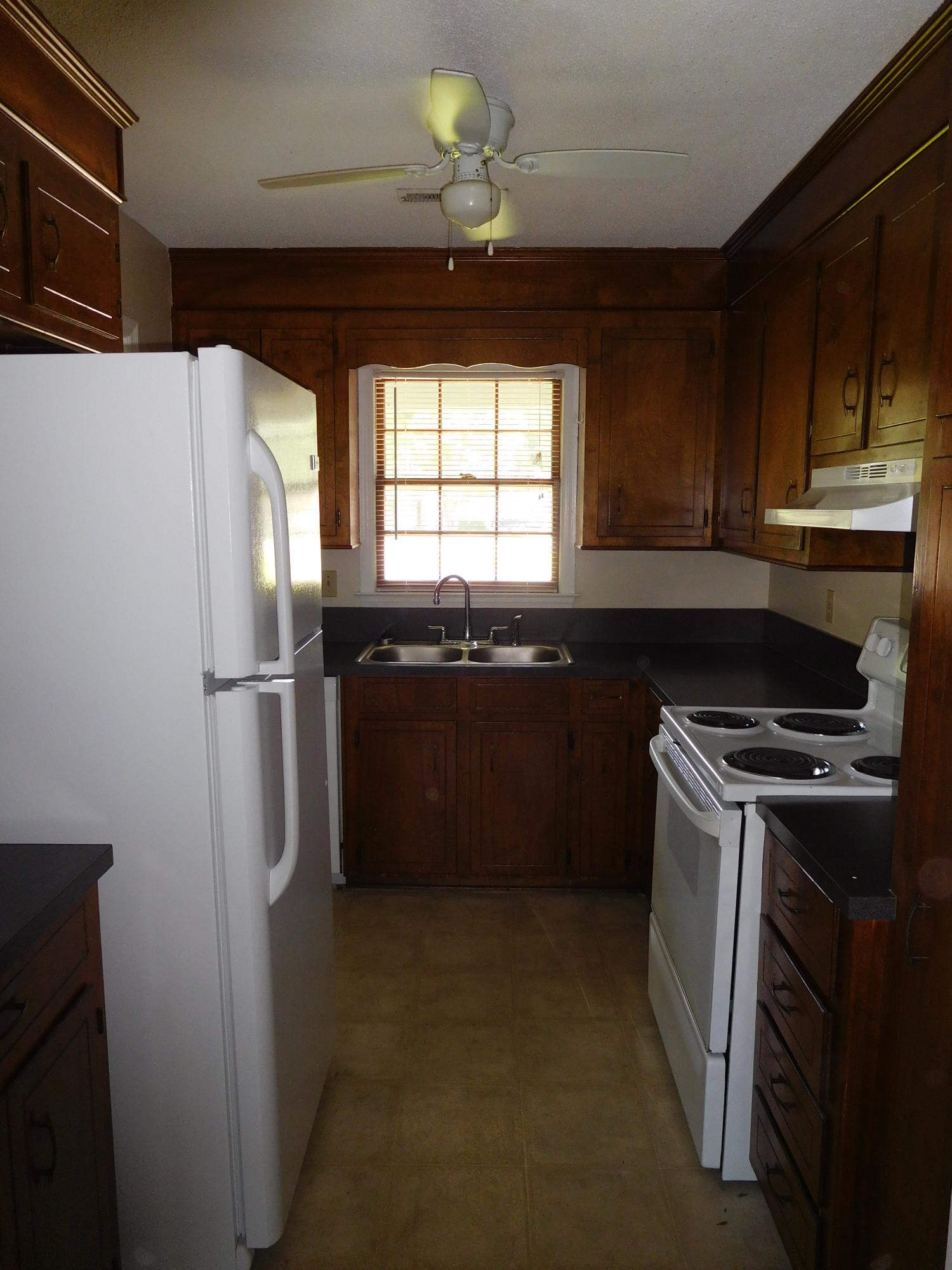 410 Longleaf Road Summerville, SC 29486 - Photo 5 of 24 Kitchen