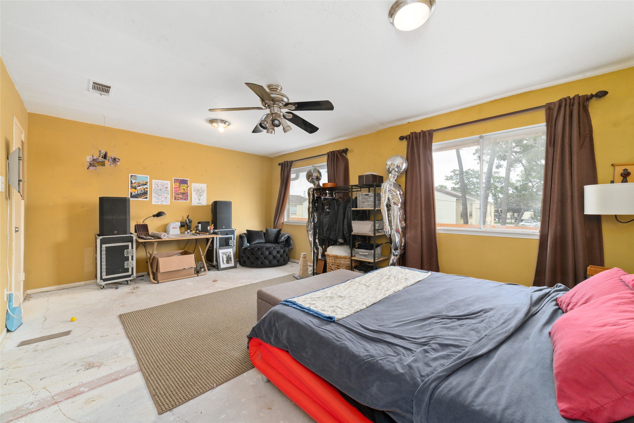 5800 Lumberdale Road, Unit 55 Houston, TX 77092 - Photo 19 of 34 a bed room with bed and window