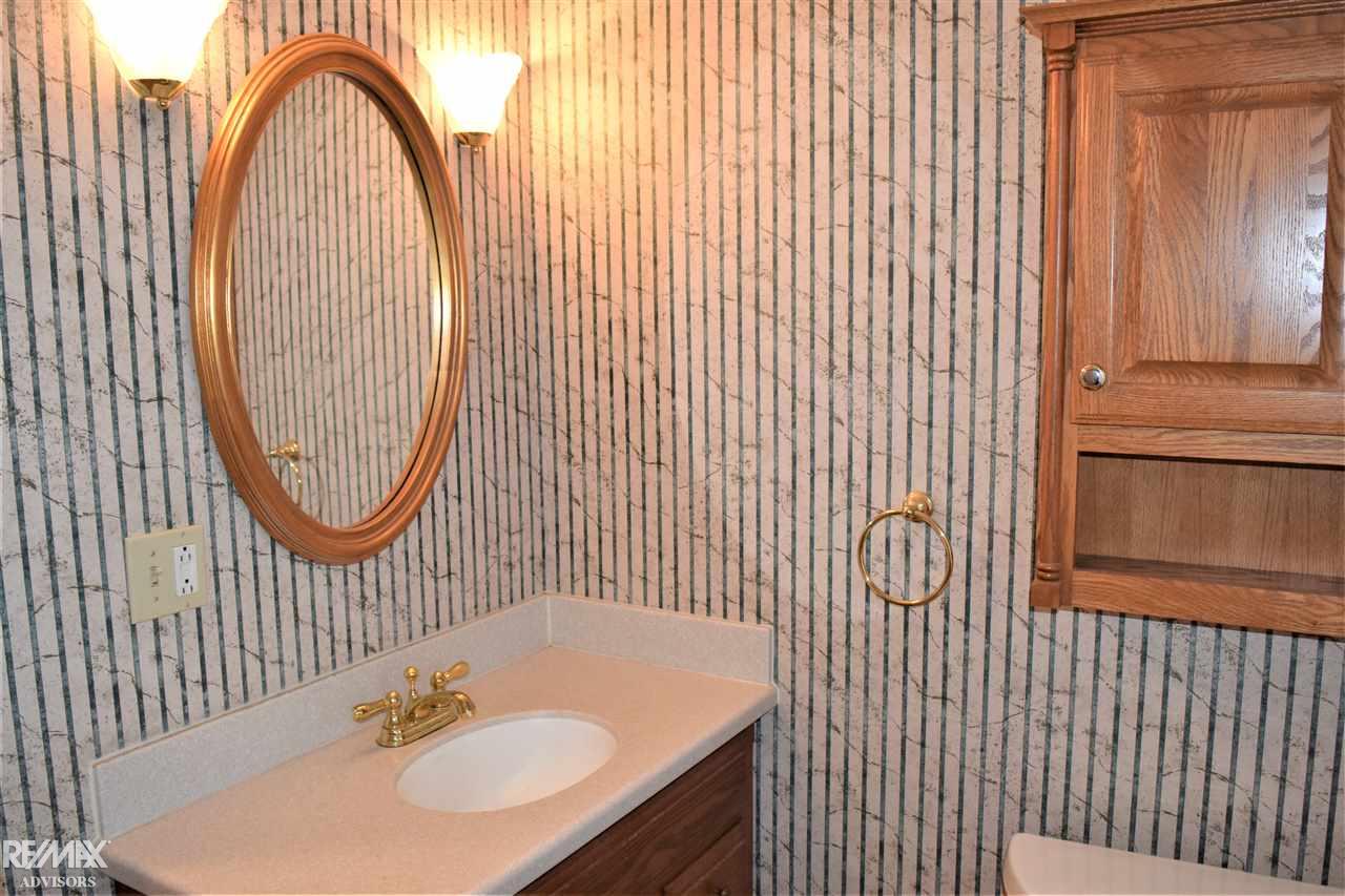 1541 Hawthorne Road Grosse Pointe, MI 48236 - Photo 37 of 48 31366675-36.JPG