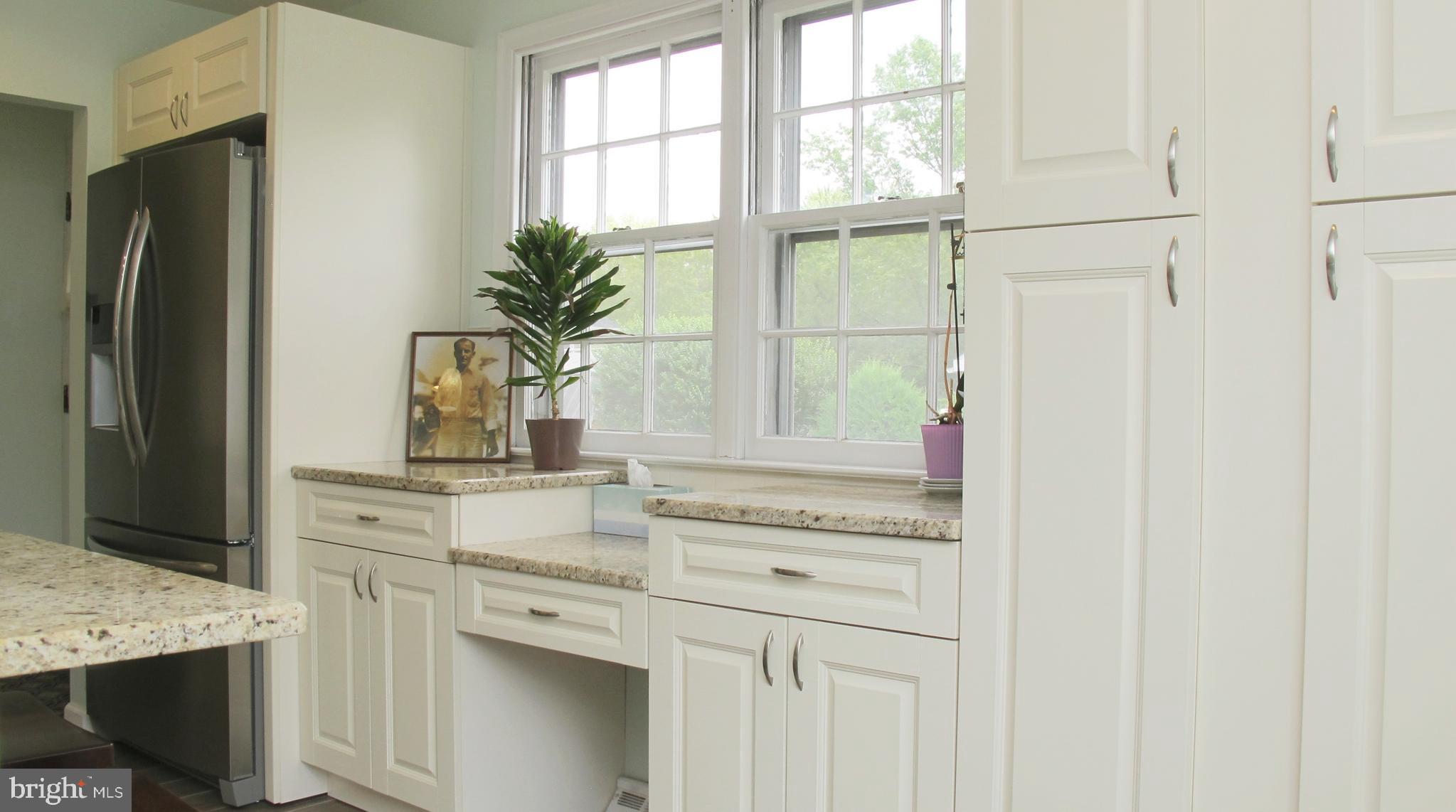 121 Devon Road Cinnaminson, NJ 08077 - Photo 18 of 39 Built-In Desk Counter