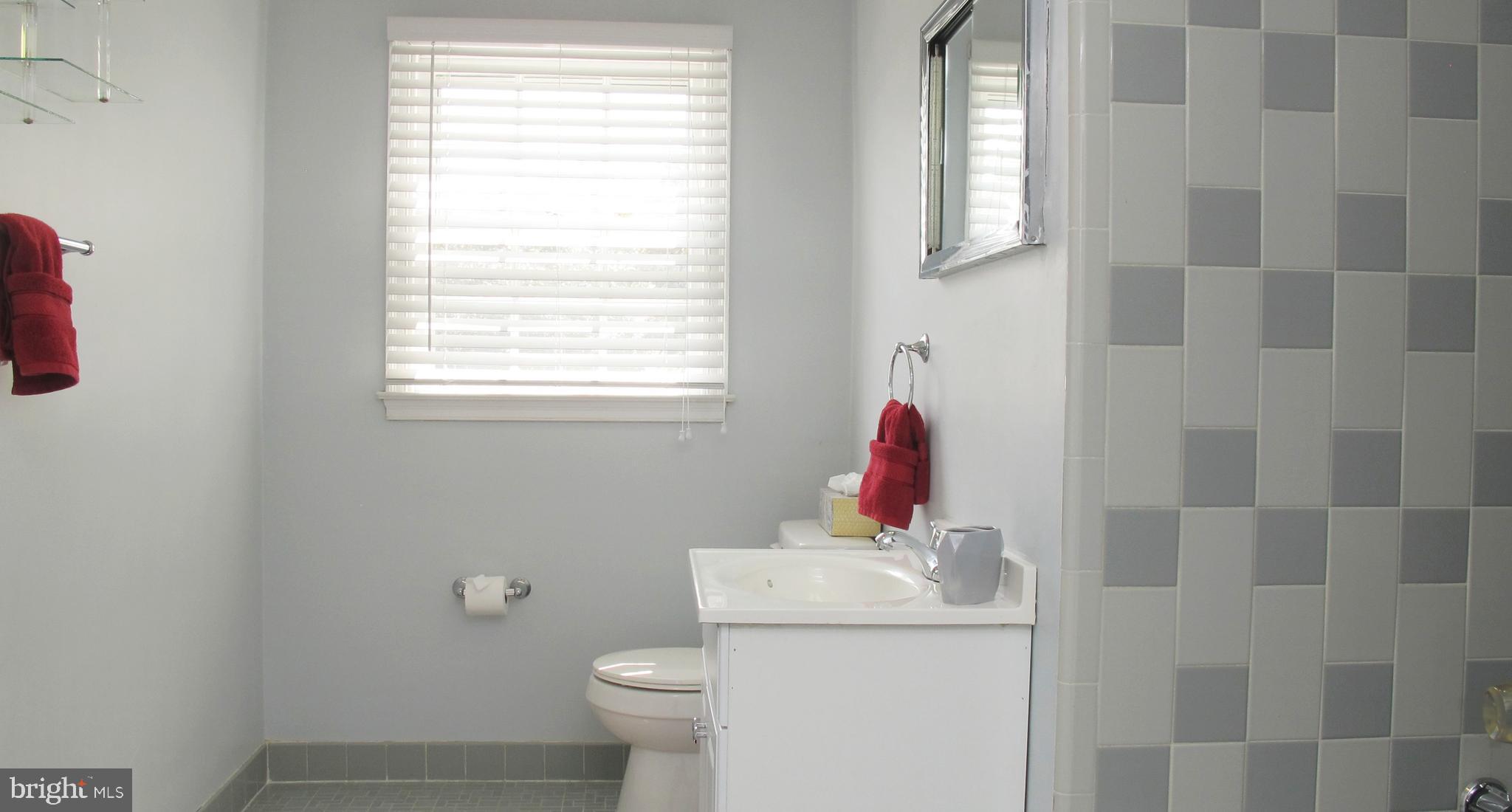 121 Devon Road Cinnaminson, NJ 08077 - Photo 33 of 39 Full Bathroom (Upper Level)