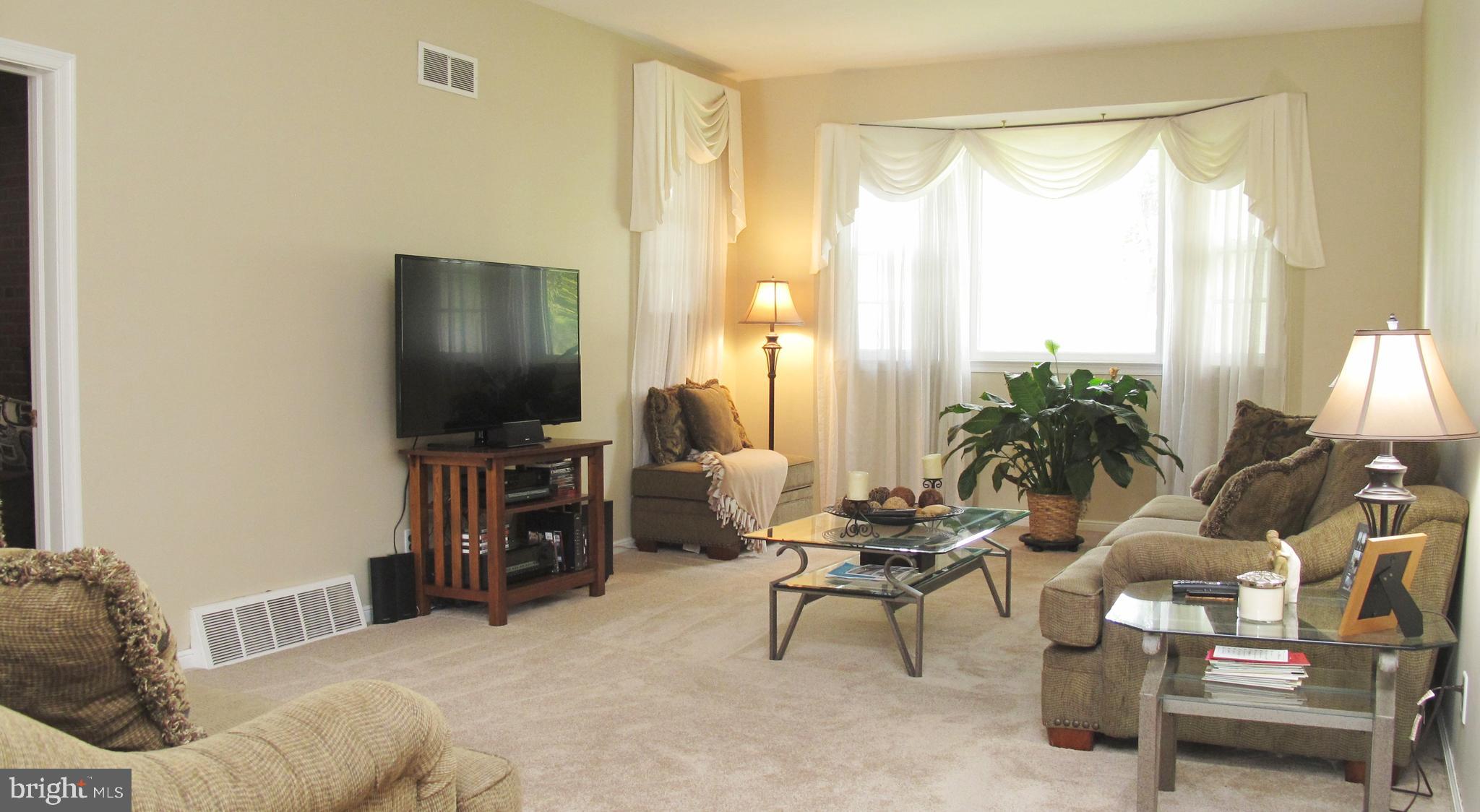 121 Devon Road Cinnaminson, NJ 08077 - Photo 5 of 39 Expansive Living Room