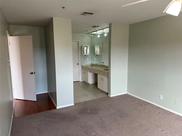 $2,695 | 40 North Interstate 35 Street South, Unit 8C4, Austin, TX 78701