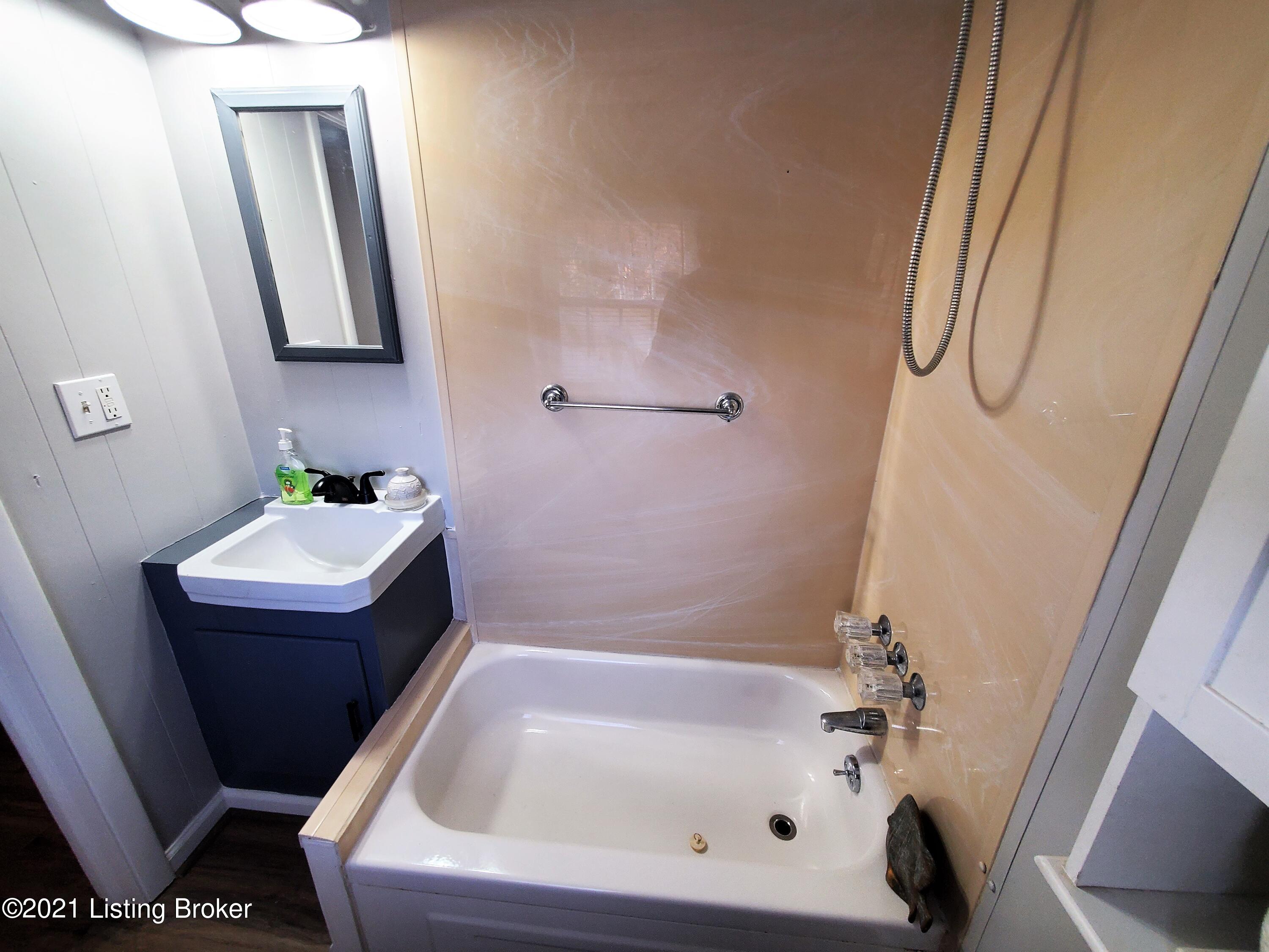 7101 Manslick Road Louisville, KY 40214 - Photo 23 of 37 07 BATHROOM