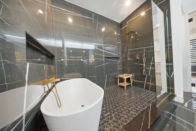 522 South Clark Road Cedar Hill, TX 75104 - Photo 14 of 31 a bathroom with a bathtub and shower