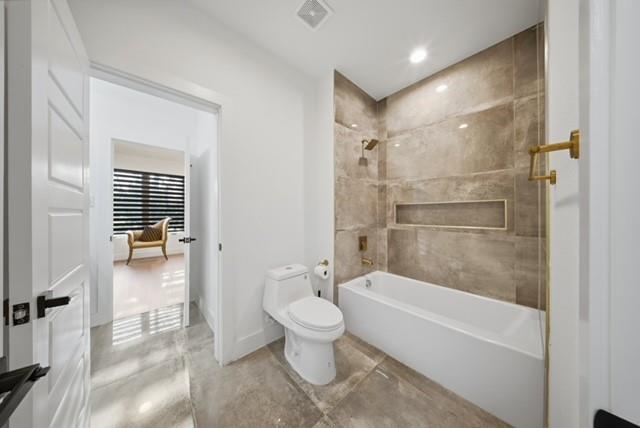522 South Clark Road Cedar Hill, TX 75104 - Photo 24 of 31 a bathroom with a bathtub and a toilet