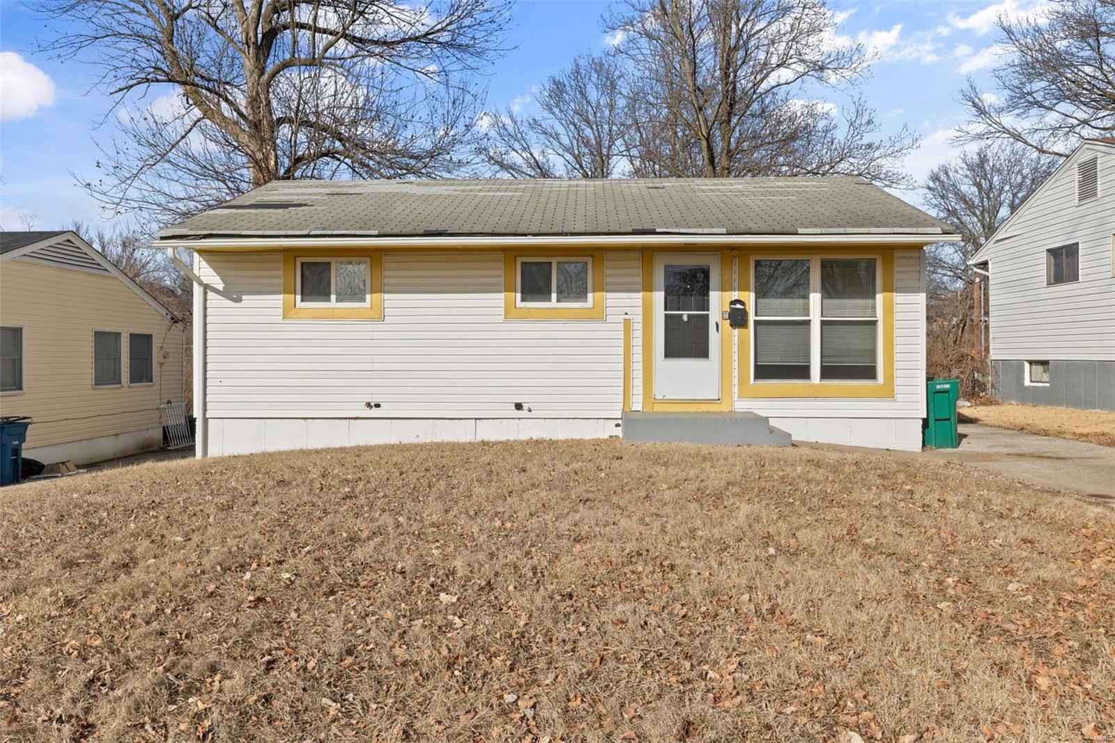 217 Ben Nevis Road St. Louis, MO 63137 - Photo 2 of 20