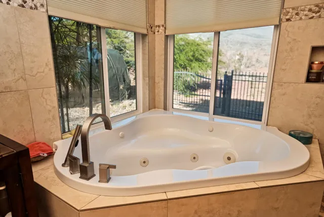 $1,350,000 | 170 Ulua Road, Kaunakakai, HI 96748