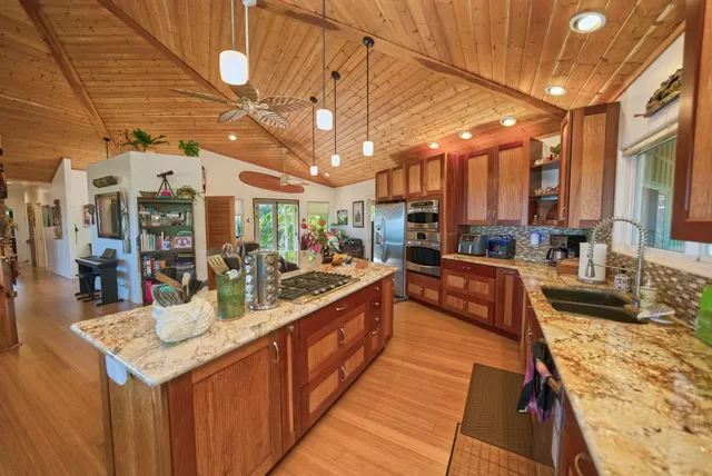 $1,350,000 | 170 Ulua Road, Kaunakakai, HI 96748