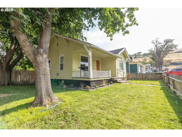 a view of a house with pool and a yard