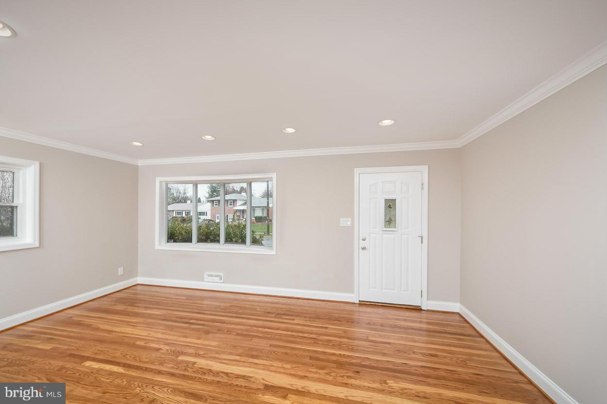 3631 Coronado Road Baltimore, MD 21244 - Photo 5 of 28 Living Room