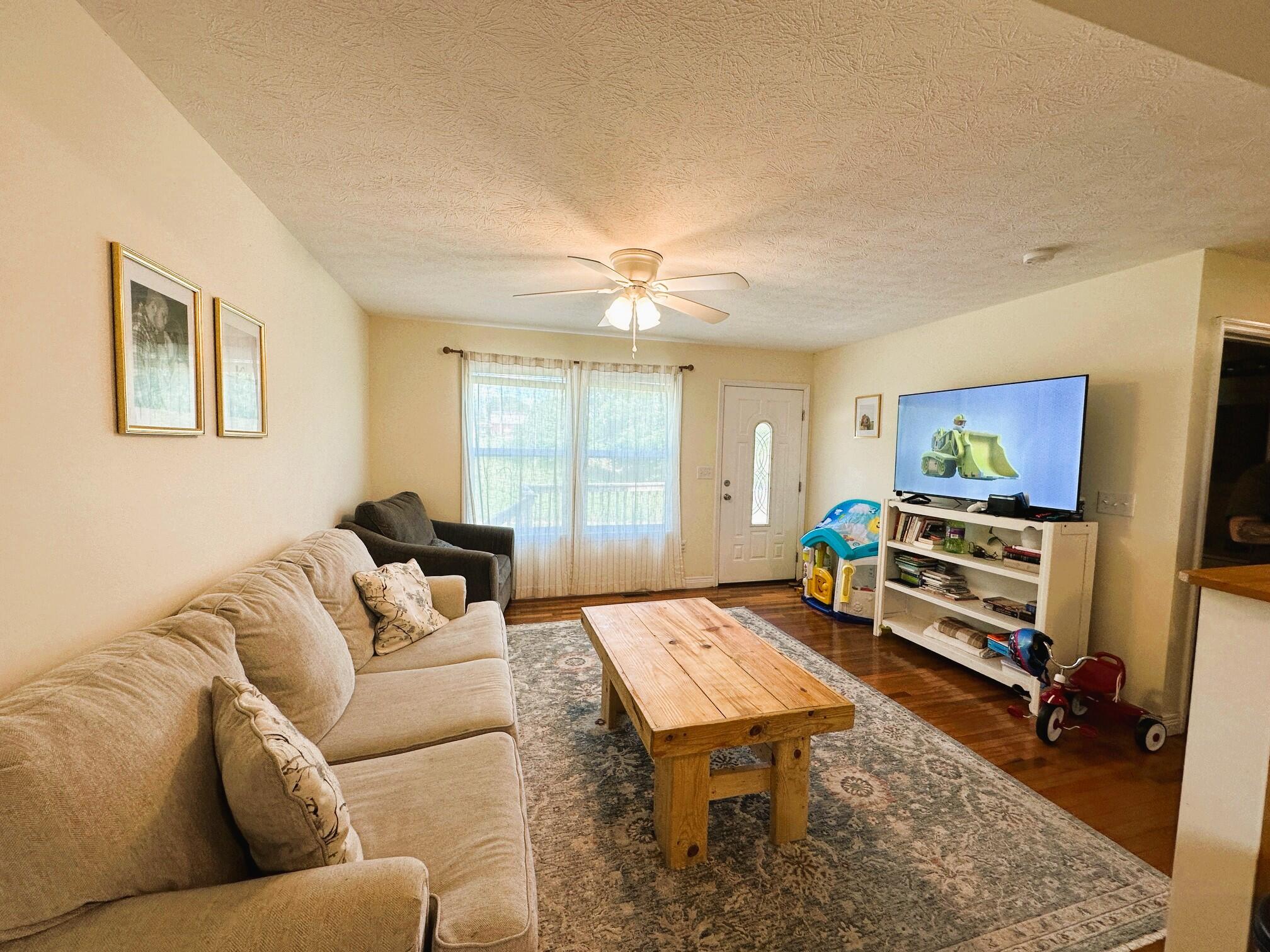 2001 Sharkey Road Morehead, KY 40351 - Photo 2 of 12 Livingroom